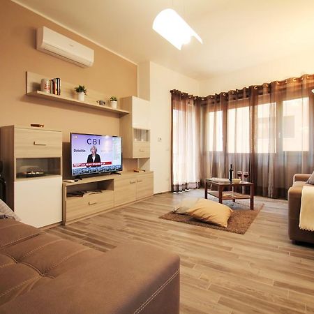 Eur Bright Spacious Terraced Apartment With Private Parking Only For Small Cars Рим Екстериор снимка