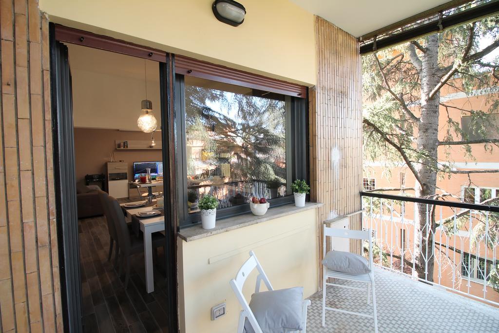 Eur Bright Spacious Terraced Apartment With Private Parking Only For Small Cars Рим Екстериор снимка