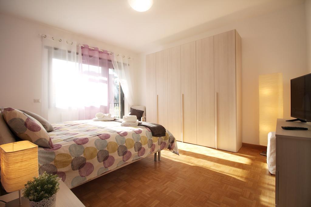Eur Bright Spacious Terraced Apartment With Private Parking Only For Small Cars Рим Екстериор снимка