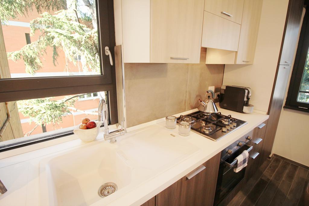 Eur Bright Spacious Terraced Apartment With Private Parking Only For Small Cars Рим Екстериор снимка