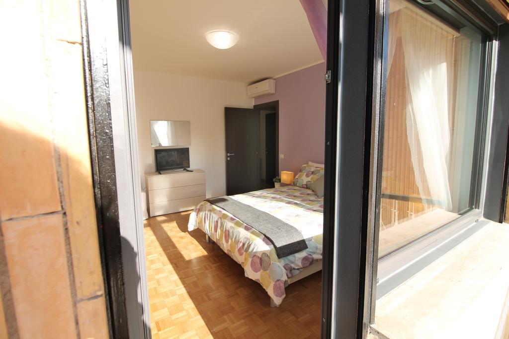 Eur Bright Spacious Terraced Apartment With Private Parking Only For Small Cars Рим Екстериор снимка